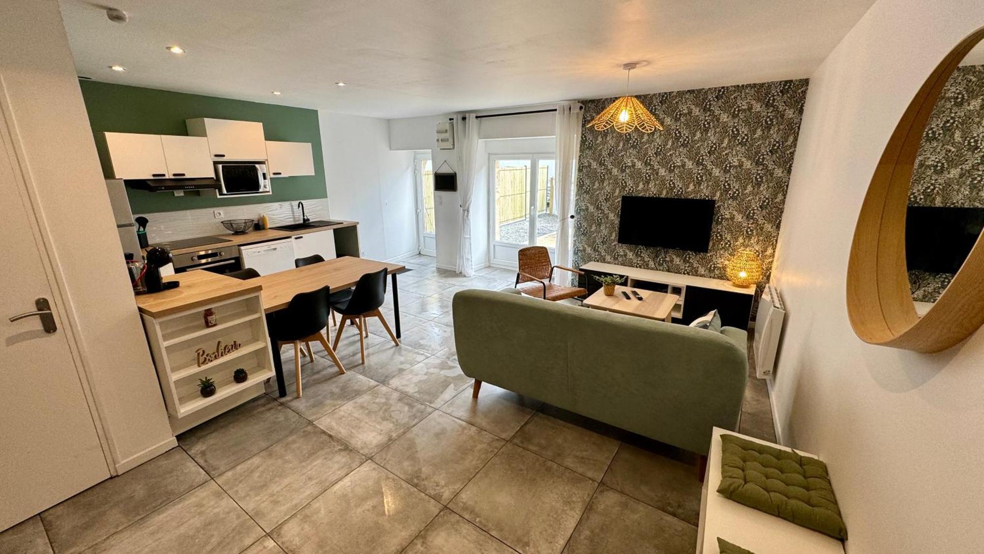 Petite Maison En Pierre Au Pied De La Voie Verte Ploërmel エクステリア 写真